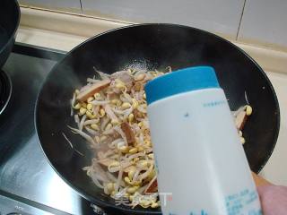家常小炒菜“肉丝香干炒豆嘴”的做法步骤：5
