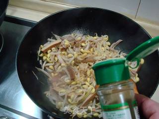 家常小炒菜“肉丝香干炒豆嘴”的做法步骤：6