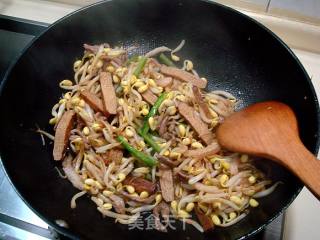 家常小炒菜“肉丝香干炒豆嘴”的做法步骤：8