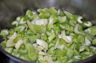 芹菜炒肉丝的做法步骤：1