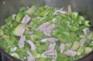芹菜炒肉丝的做法步骤：2
