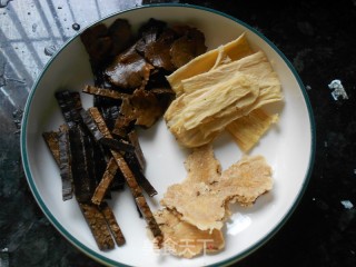 药膳鸡爪黄豆汤的做法步骤：3