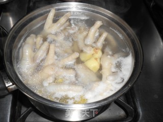 药膳鸡爪黄豆汤的做法步骤：5