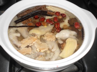 药膳鸡爪黄豆汤的做法步骤：7