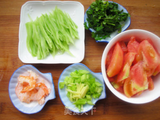 虾仁番茄鸡蛋汤的做法步骤：1