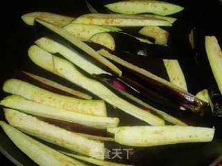 茄子炒豆角的做法步骤：1