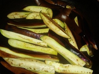 茄子炒豆角的做法步骤：2