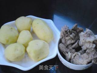 【脊骨炖土豆】的做法步骤：1