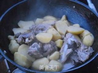 【脊骨炖土豆】的做法步骤：10