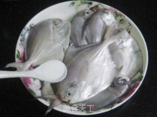 油炸小鲳鱼的做法步骤：1