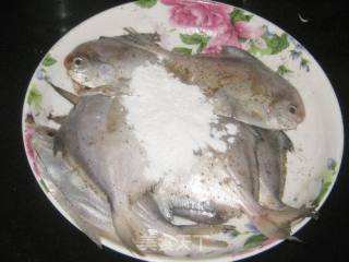 油炸小鲳鱼的做法步骤：3