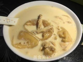 鸡肉鲜奶炖花胶的做法