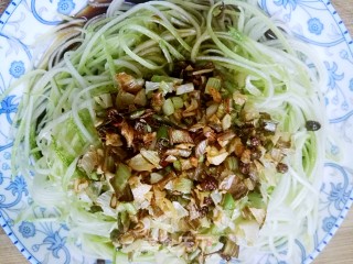 浇汁葫芦丝的做法