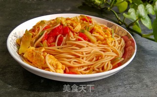 鸡蛋蔬菜炒面的做法