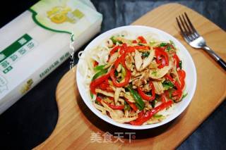 黄咖喱兔肉丝面的做法