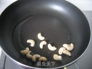 西芹腰果炒虾仁的做法步骤：2