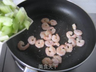 西芹腰果炒虾仁的做法步骤：5