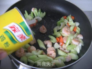 西芹腰果炒虾仁的做法步骤：7