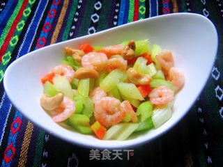 西芹腰果炒虾仁的做法步骤：9