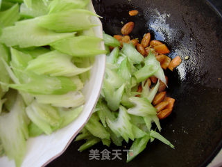 杏仁炒芹菜的做法步骤：5