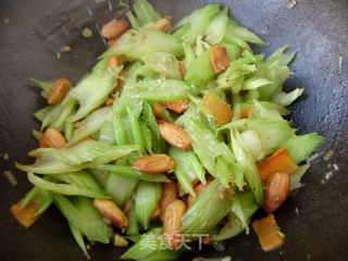 杏仁炒芹菜的做法步骤：7