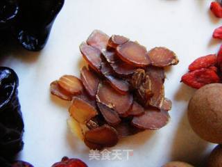 煲高丽参当归乌鸡汤的做法步骤：1