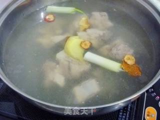 【冬季养生菜】补钙润燥好汤---花菇玉米排骨汤的做法步骤：7