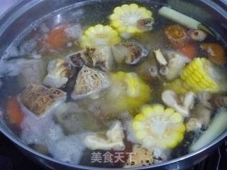【冬季养生菜】补钙润燥好汤---花菇玉米排骨汤的做法步骤：10