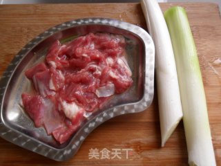 葱爆蚝油羊肉的做法步骤：1