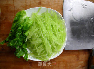 清炒莴笋丝的做法步骤：2