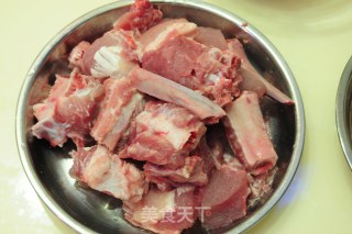 黑豆凤爪排骨汤的做法步骤：1
