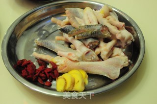 黑豆凤爪排骨汤的做法步骤：2