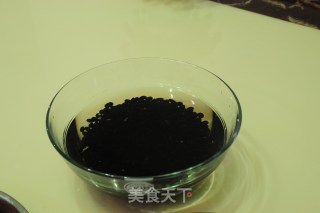 黑豆凤爪排骨汤的做法步骤：3