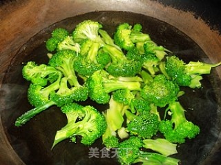 西兰花炒虾的做法步骤：2