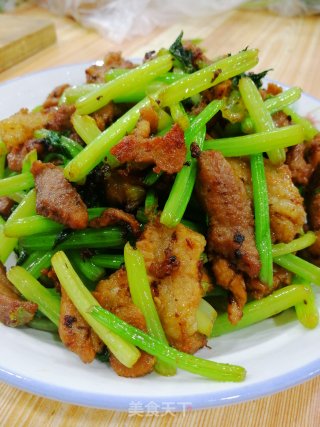 芹菜炒肉的做法