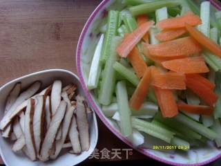 芹菜炒香干的做法步骤：2
