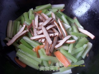芹菜炒香干的做法步骤：4