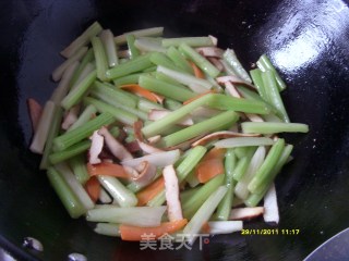 芹菜炒香干的做法步骤：5