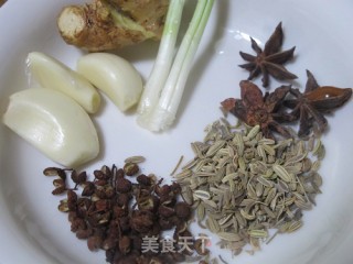 冬季暖身菜：红枣桂圆烧排骨的做法步骤：3