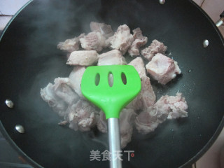 冬季暖身菜：红枣桂圆烧排骨的做法步骤：4