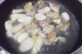 美味家常 鲜淮山鸡汤的做法步骤：7