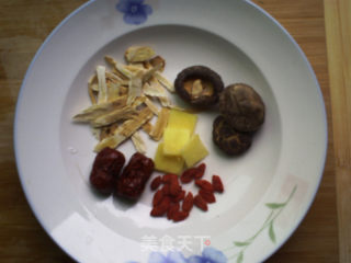 黄芪枸杞乌鸡汤的做法步骤：1