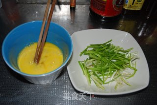 小葱炒鸡蛋的做法步骤：2