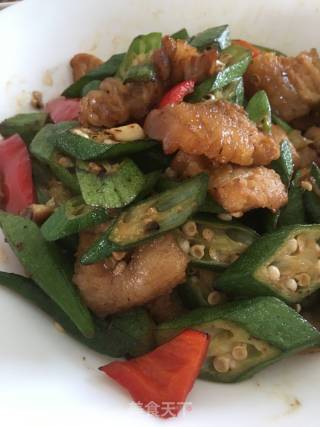 秋葵炒五花肉的做法