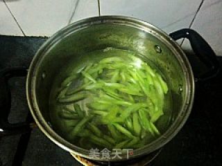 姜汁拌腐竹的做法步骤：3