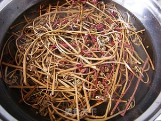 蕨菜肉皮的做法步骤：1