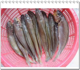 油煎小黄鱼的做法步骤：1