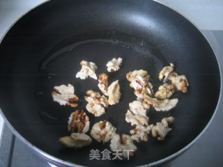 核桃仁炒韭菜的做法步骤：2