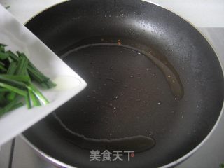 核桃仁炒韭菜的做法步骤：3