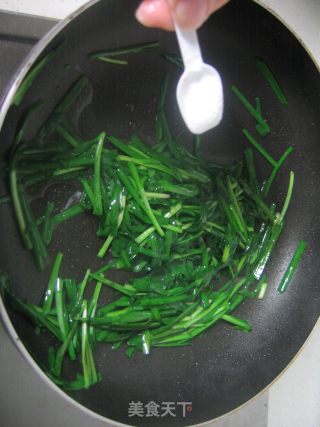 核桃仁炒韭菜的做法步骤：4
